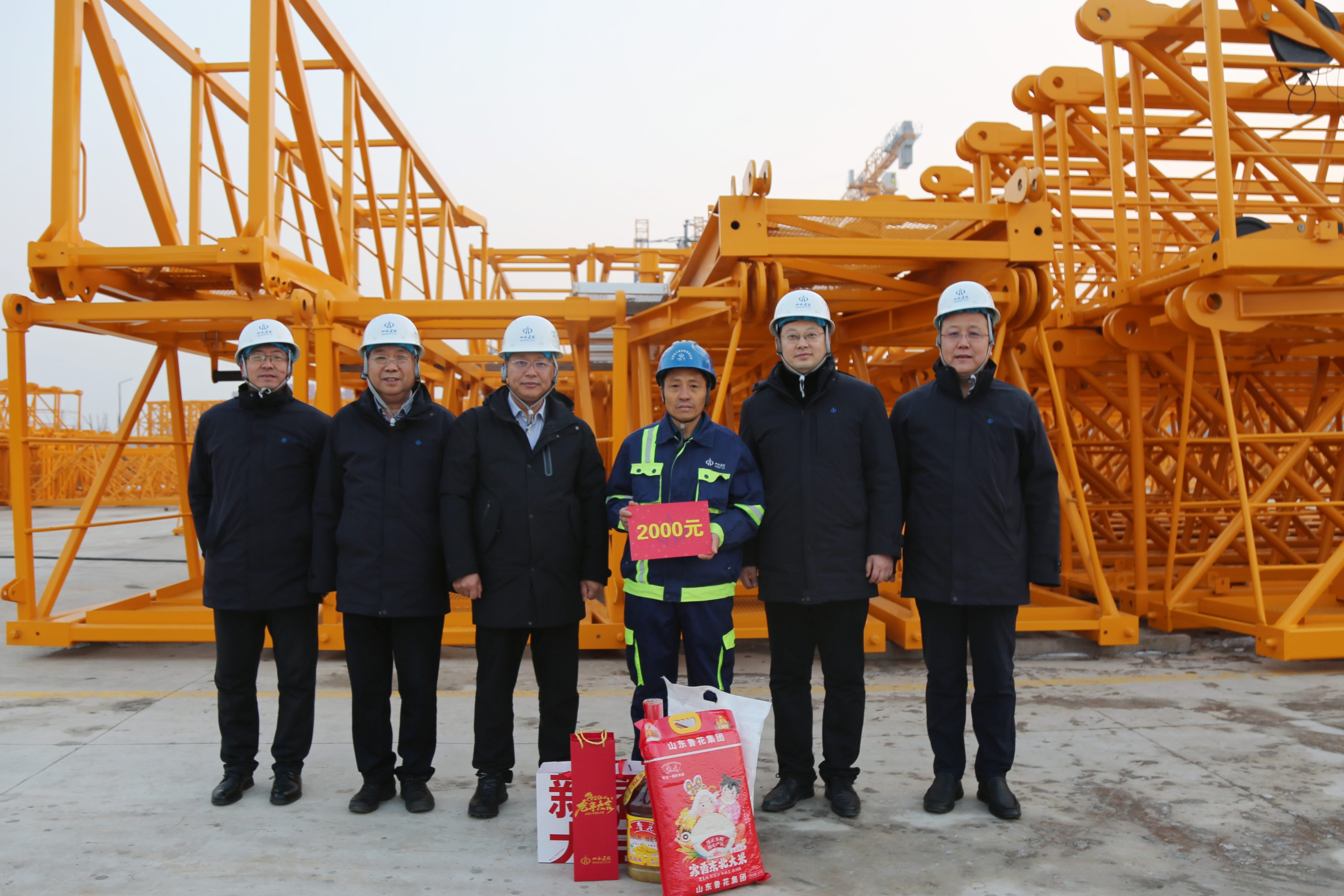 山西建投集团副总经理卫炳章新春前走访慰问山西建投工程机械公司困难职工